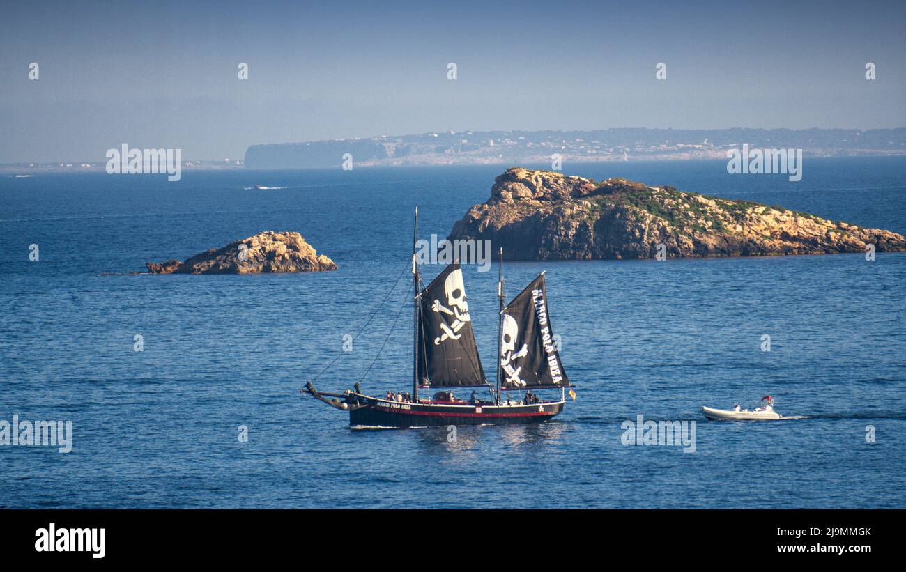 Marco Polo Charterboot mit Piratenflagge, Ibiza, Eivissa, Balearen, Spanien, Europa Stock Photo