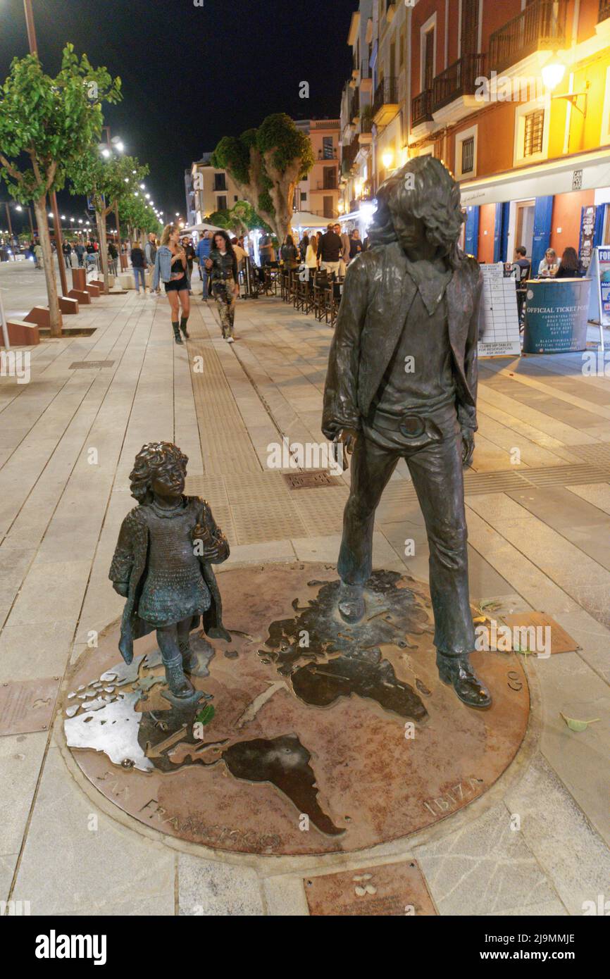 Hippie Statue von dem katalanischen Architekten Ció Abellí im Hafen von Ibiza-Stadt. Geschenk des Gründers der Pacha Gruppe Ricardo Urgell an die Stad Stock Photo