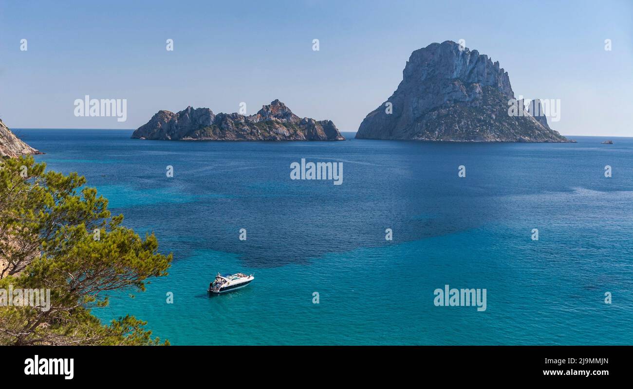 Blick von Cala d Hort auf Es Vedra und Es Vedranell , Ibiza, Eivissa, Balearen, Spanien, Europa Stock Photo