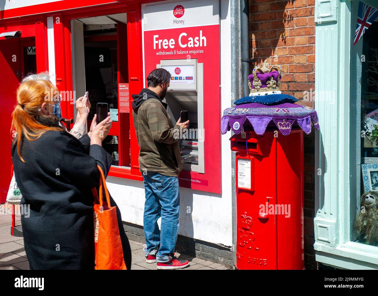 Mystery knitter unveils Platinum Jubilee crown postbox topper in Syston