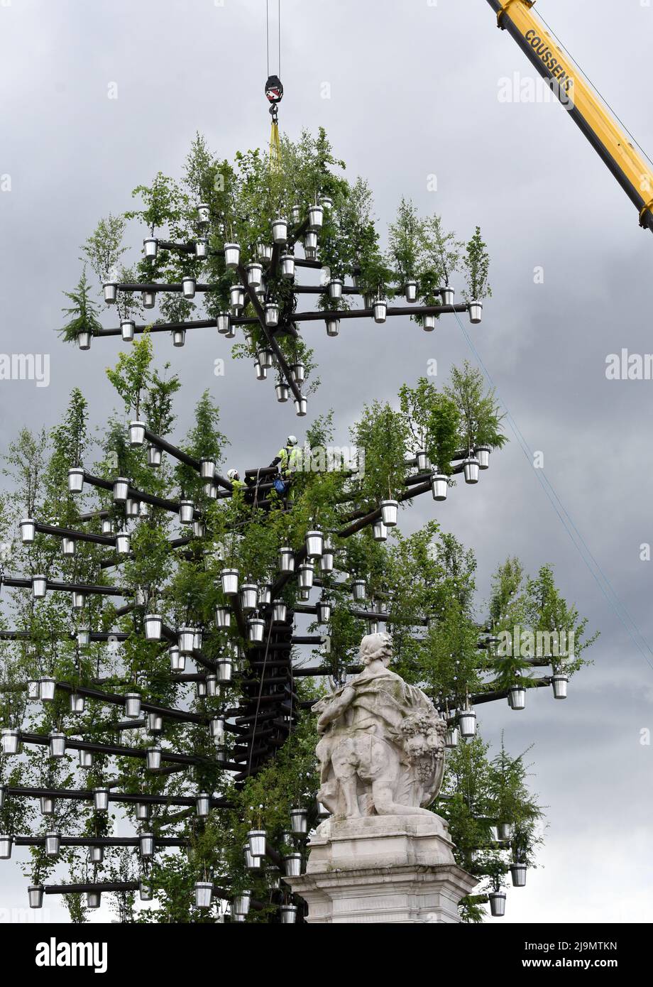Buckingham Palace, London, UK. 24th May 2022. The final piece of Thomas Heatherwick  21-metre-high Tree of Trees sculpture is installed at Buckingham Palace for the Queen's Platinum Jubilee. Credit: Matthew Chattle/Alamy Live News Stock Photo