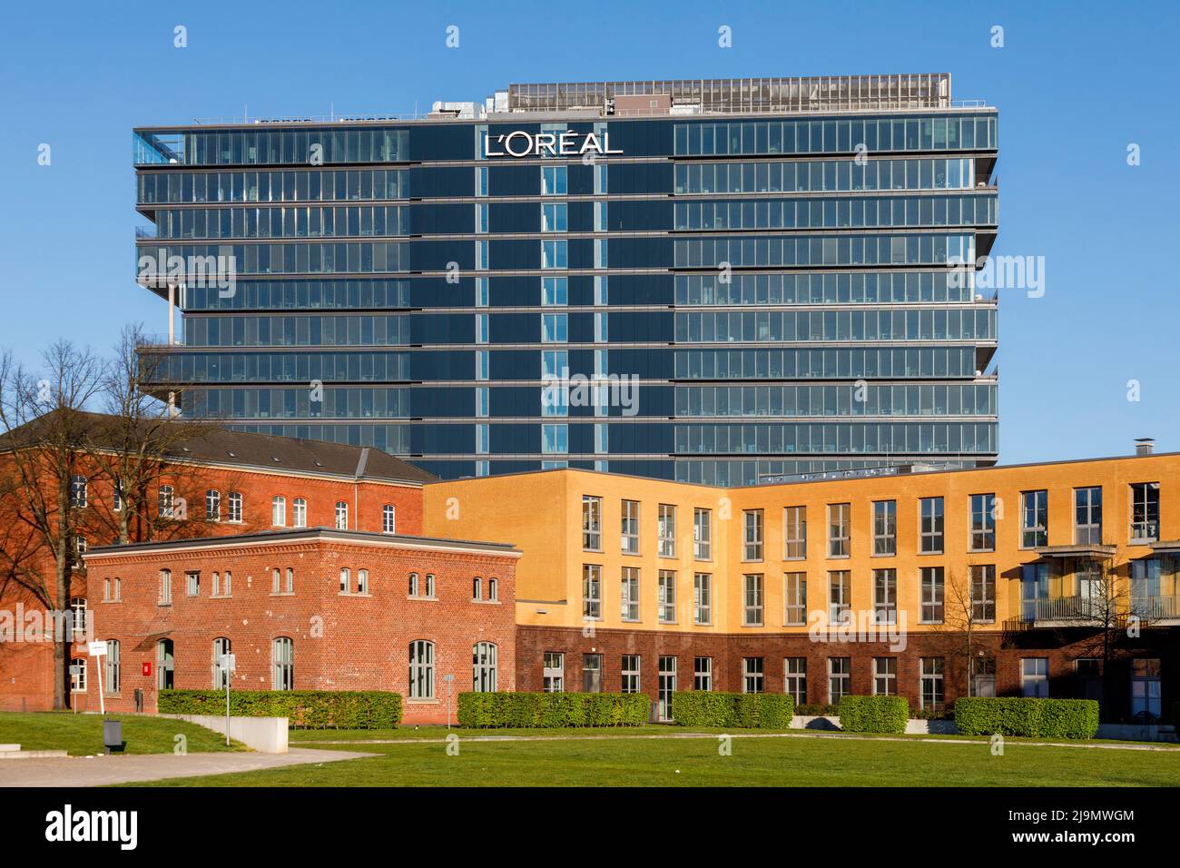 Hauptsitz L´ORÉAL Deutschland in Düsseldorf, neben dem  Platz der Ideen am Gelände der Ulanenkaserne, Wohn- und Gewerbequartier Stock Photo