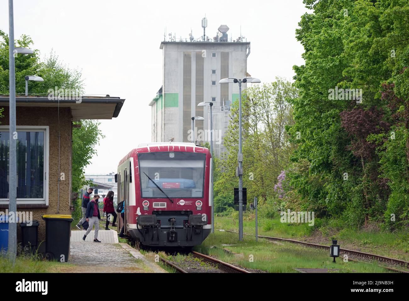 Kyritz, Germany. 11th May, 2022. A rail bus of the line RB73 of the Hanseatische Eisenbahn GmbH (Hans) drives in the direction of the station and further to Neustadt (Dosse). The vehicle is an LVT/s railcar manufactured by Waggonbau Bautzen, which is the successor to the railbuses called 'Ferkeltaxe' in the GDR. Credit: Soeren Stache/dpa/Alamy Live News Stock Photo