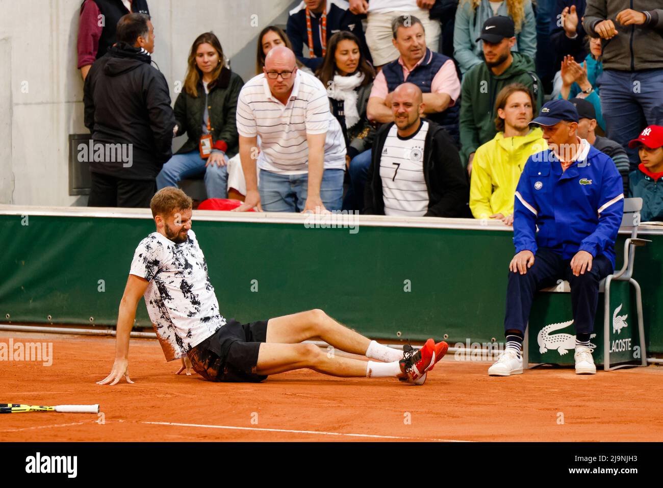 Paris, France. 24th May, 2022. Tennis: Grand Slam/ATP Tour - French Open,  men's singles, 1st round, Carballes Baena (Spain) - Otte (Germany). Oscar  Otte sits on the floor plagued by cramps. Credit: