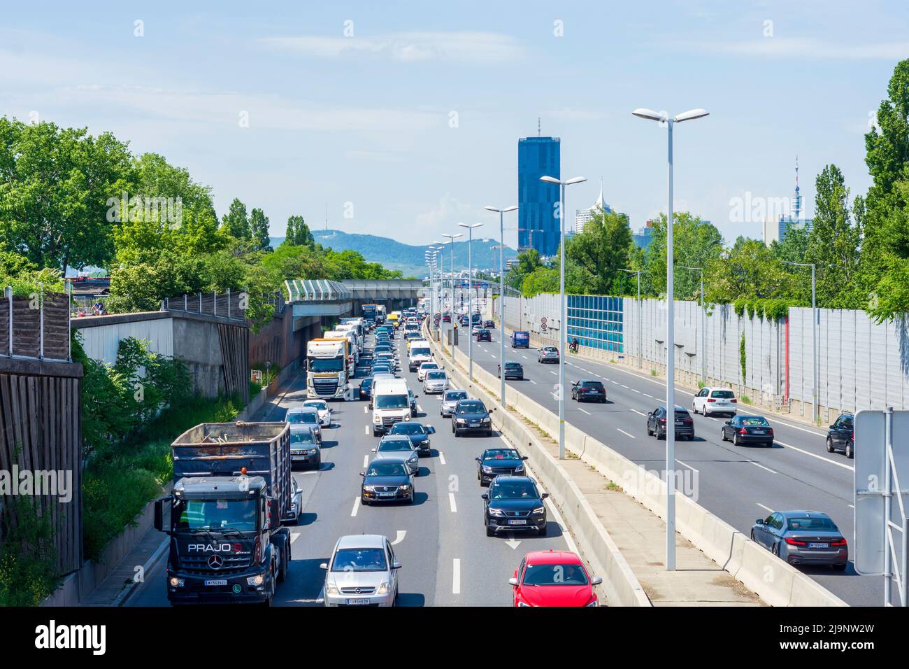 Wien, Vienna: traffic jam on freeway Donauufer Autobahn A22, DC Tower 1 in 22. Donaustadt, Wien, Austria Stock Photo