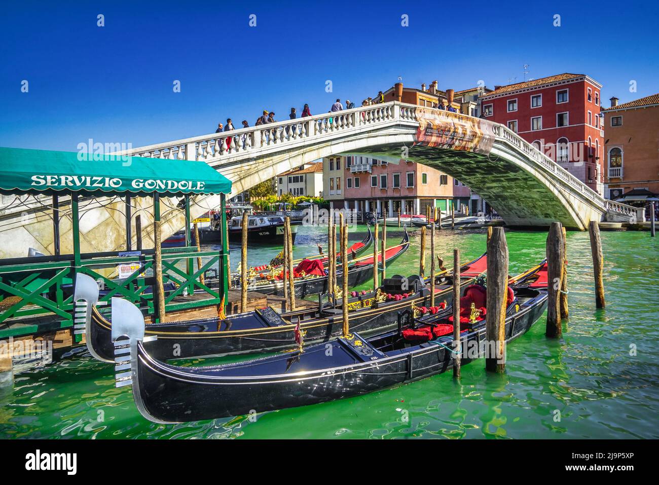 Venedig Brücke am Bahnhof Ponte degli Scalzi Stock Photo