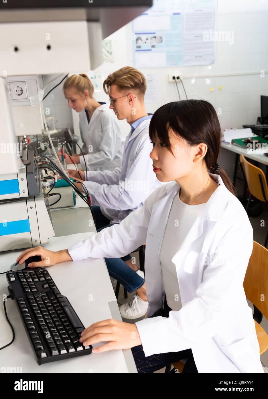 Scientific observation noting hires stock photography and images Alamy