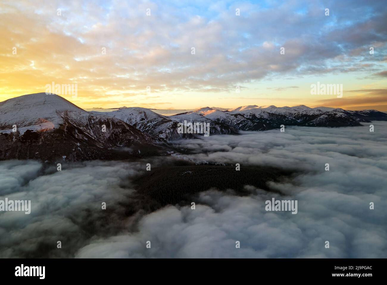 Distant plane on skyline hi-res stock photography and images - Alamy