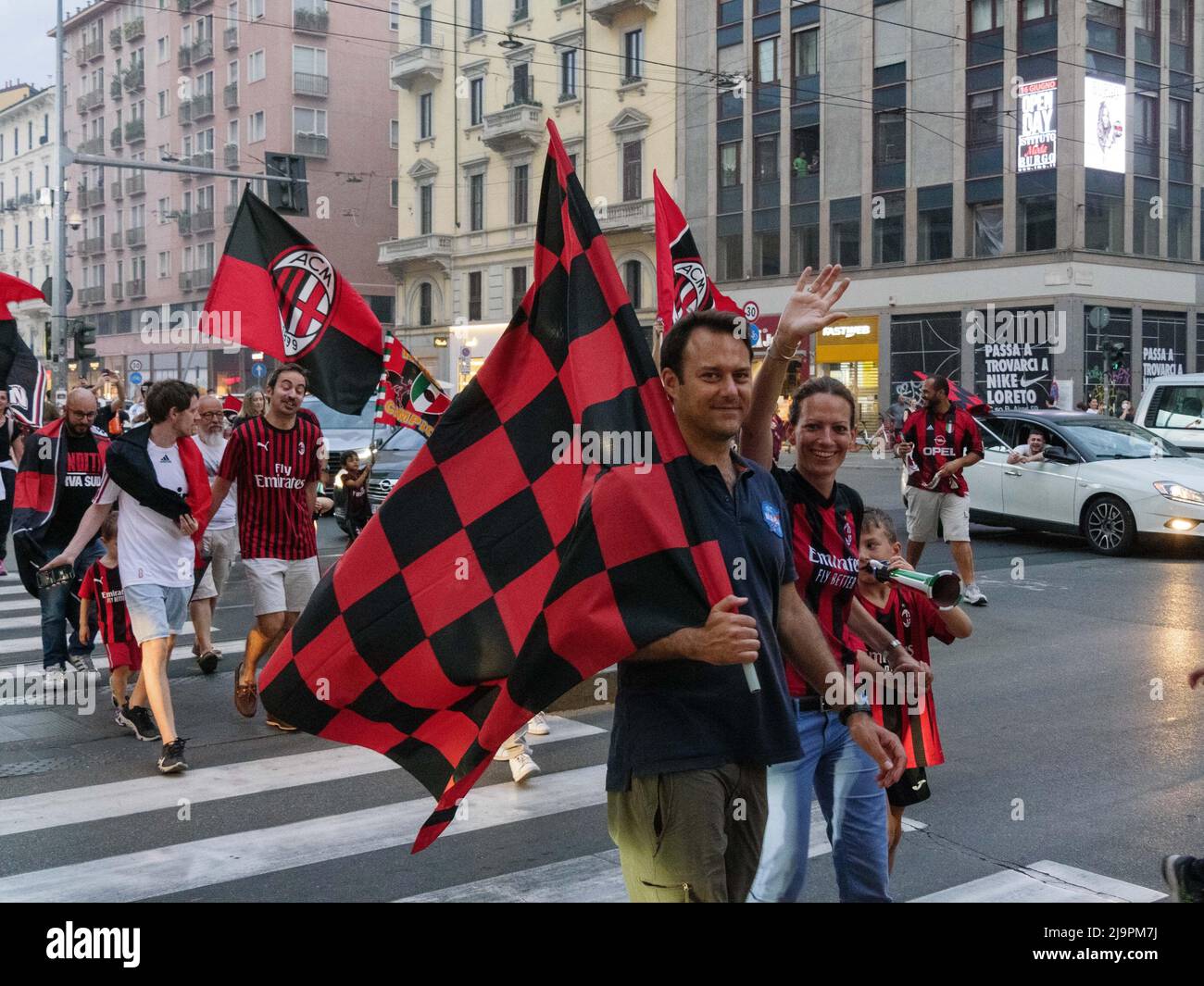 Milan, Italy. 22nd May, 2022. Fans of AC Milan celebrate after winning the  Italian Serie A Championship on Corso Buenos Aires, on May 22, 2022 in Milan,  Italy. Credit: Independent Photo Agency/Alamy