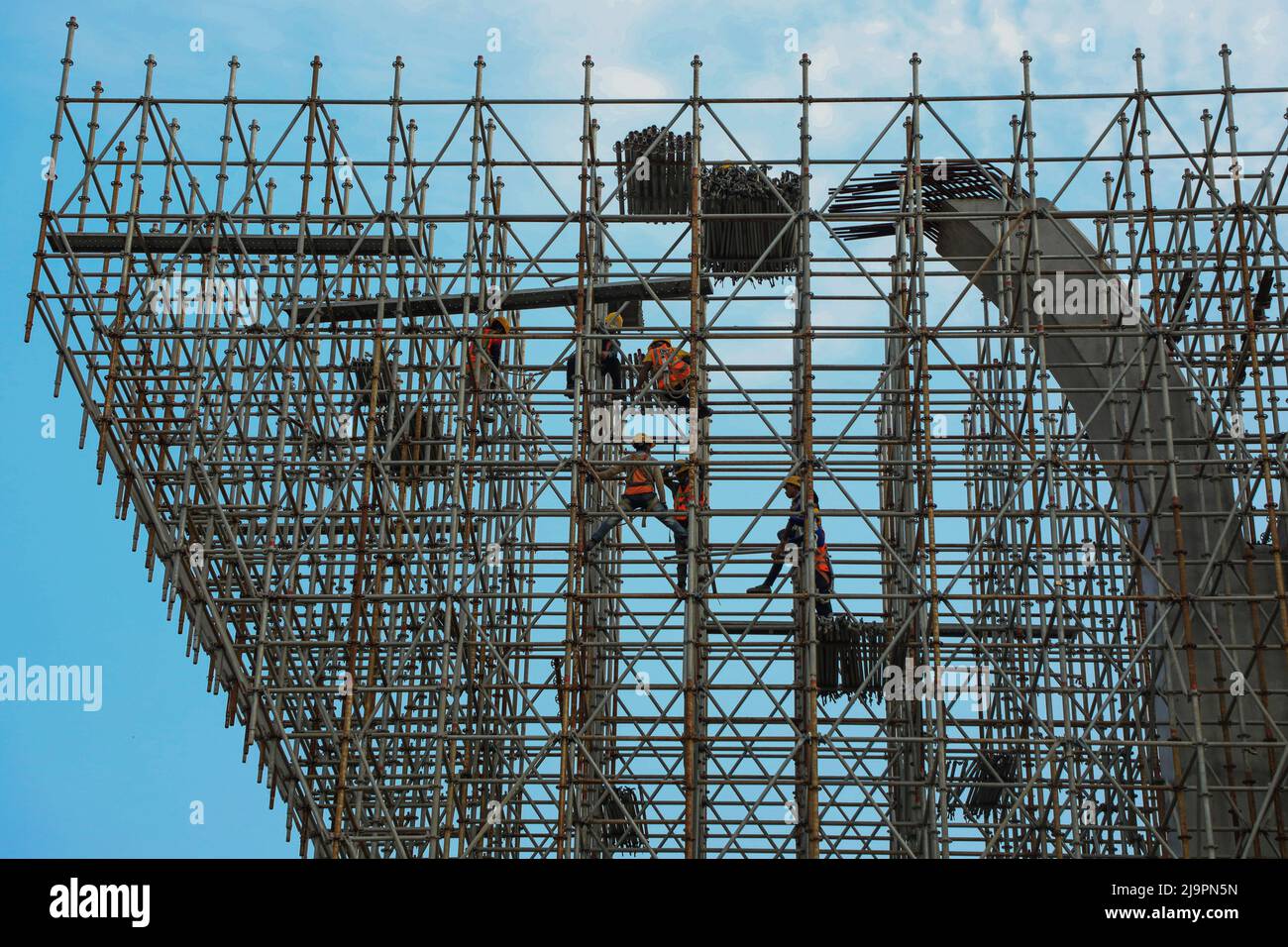 Dhaka, Bangladesh. 22nd May, 2022. Construction workers seen working at Dhaka Elevated Expressway (DEE) construction area in Dhaka. Credit: SOPA Images Limited/Alamy Live News Stock Photo