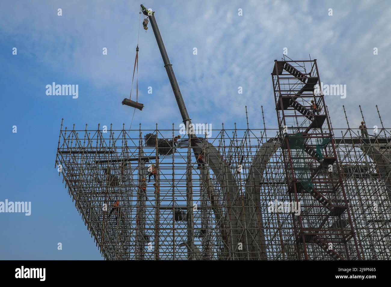 Dhaka, Bangladesh. 22nd May, 2022. Construction workers seen working at Dhaka Elevated Expressway (DEE) construction area in Dhaka. Credit: SOPA Images Limited/Alamy Live News Stock Photo