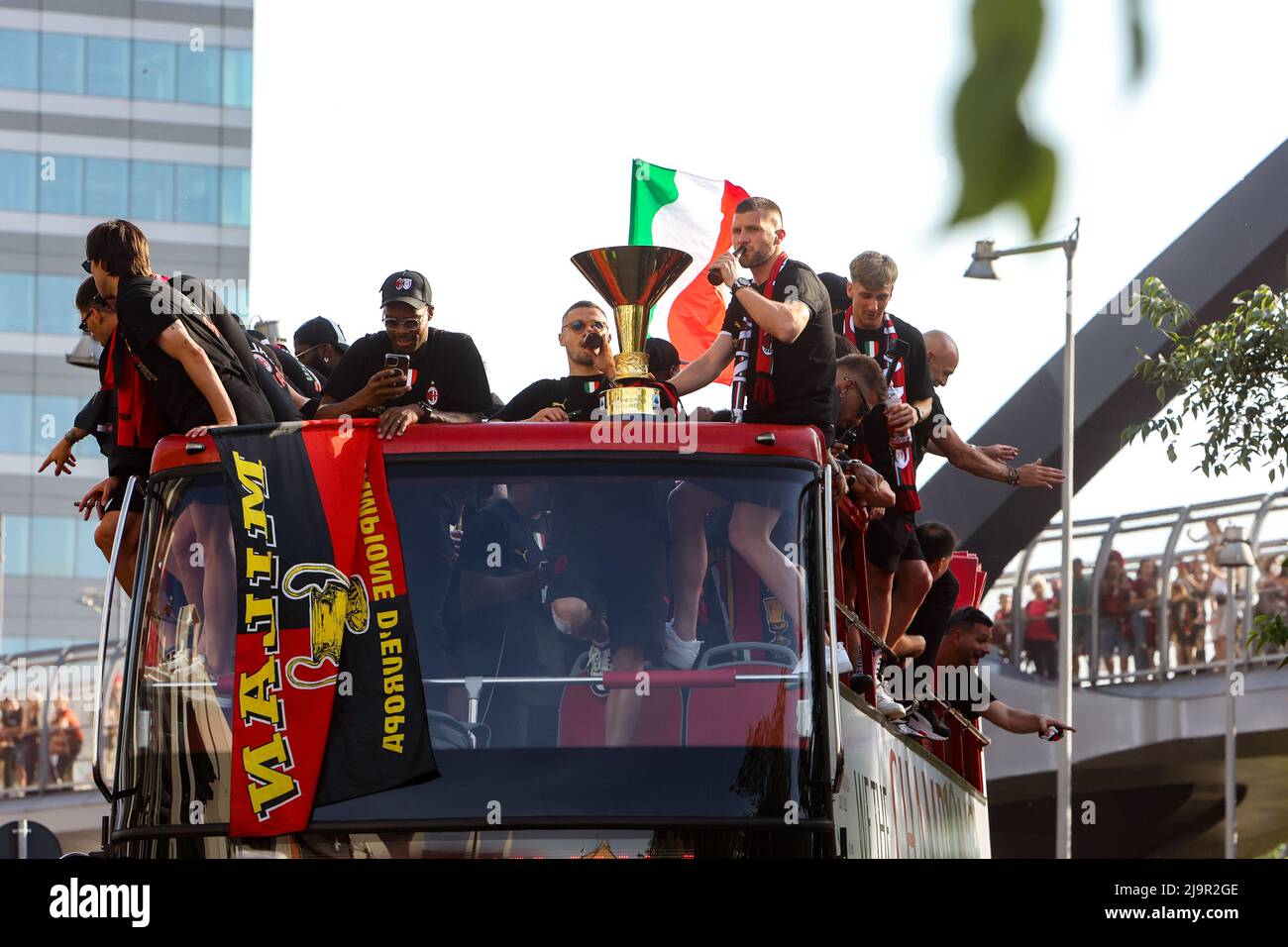 AC MILAN BUS CELEBRATION visual data 3