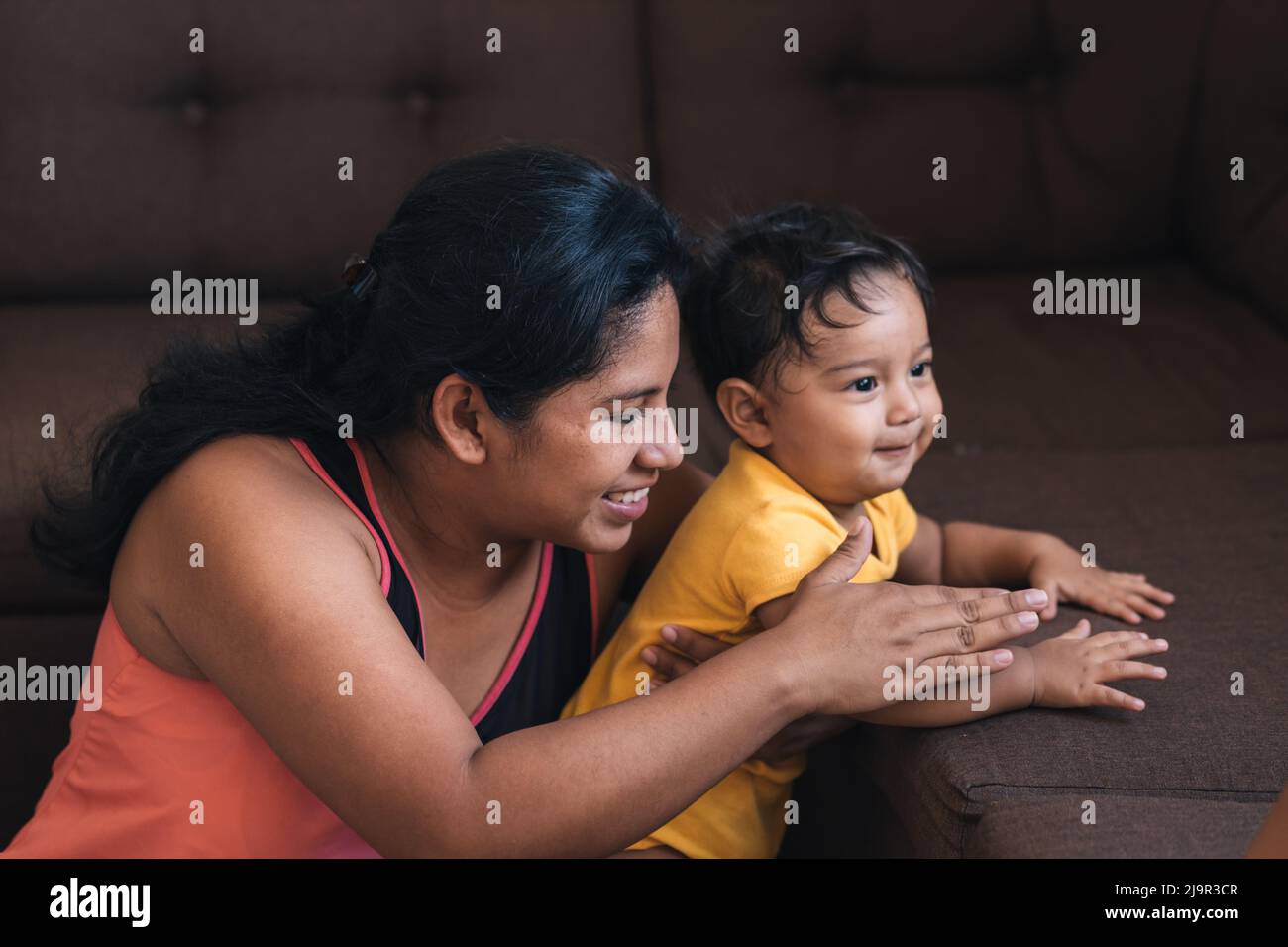 mama sit on the floor playing with her baby Stock Photo - Alamy