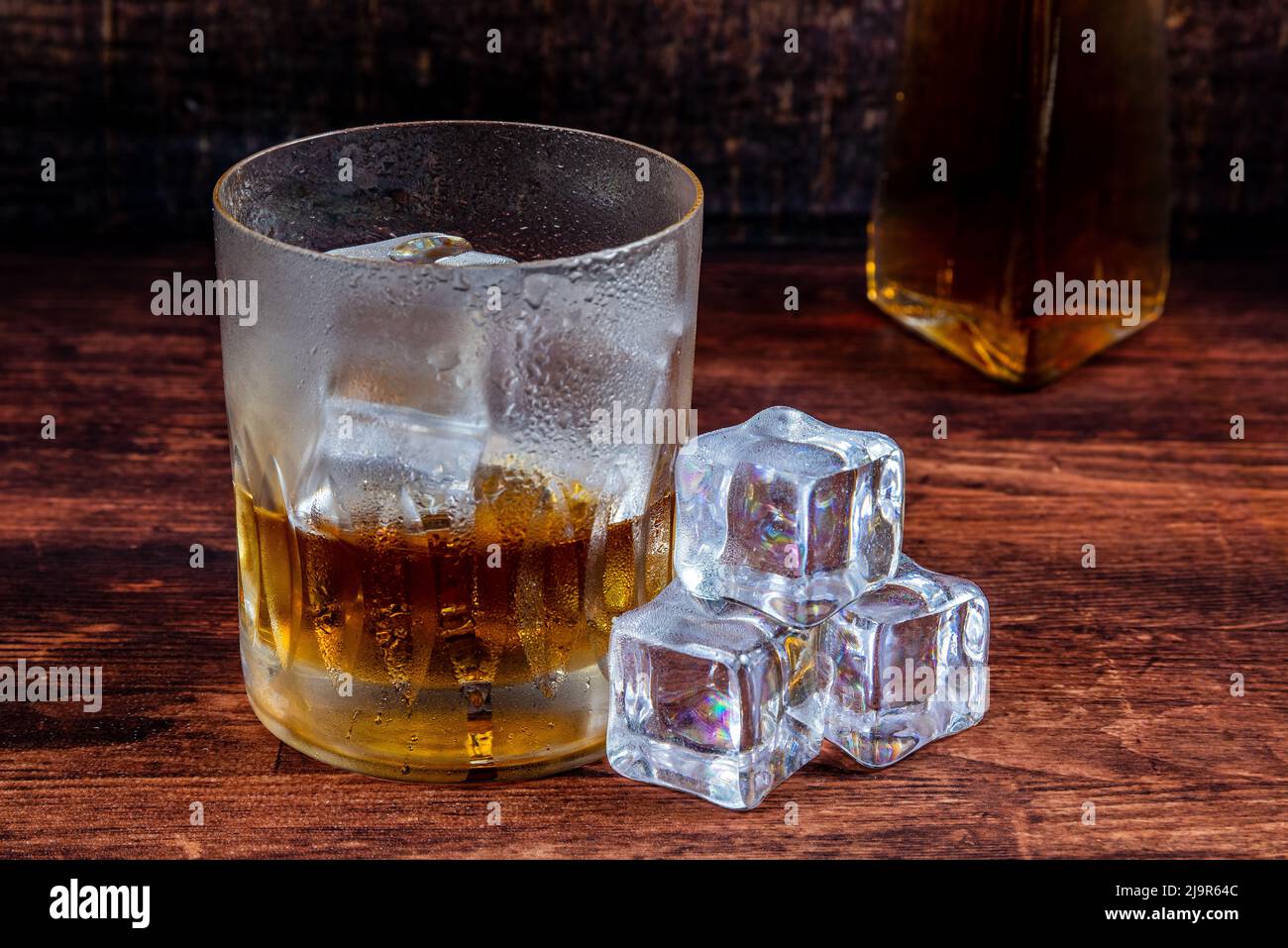Stillleben mit Getränk und Eiswürfeln eiskalt serviert Stock Photo