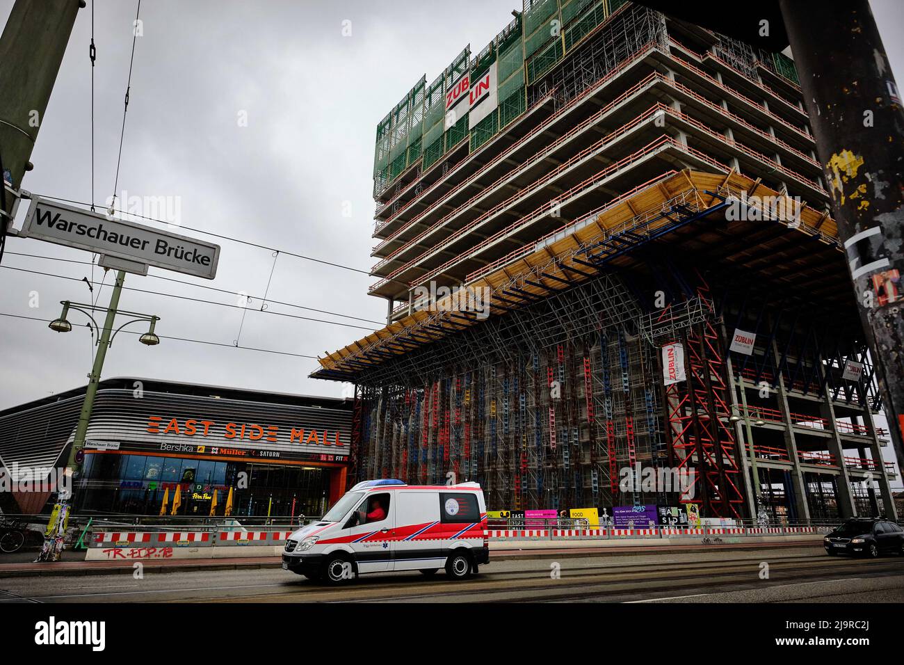 Berlin, Germany. 15th Apr, 2022. On the Warschauer Brücke in  Freidrichshain, next to the East Side Mall, the high-rise building "EDGE  East Side Berlin", also called "Amazon Tower" is being built. Credit: