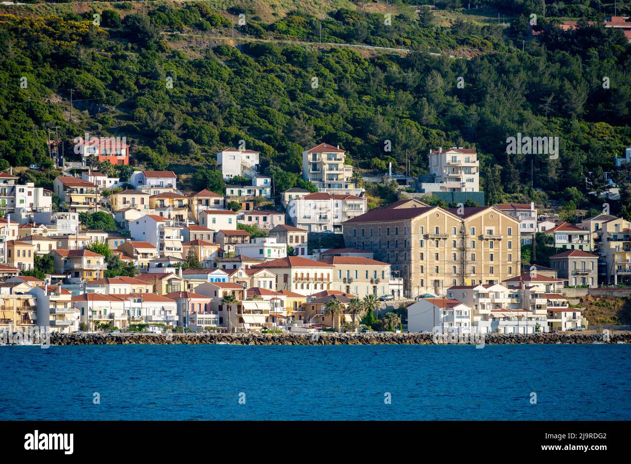 Griechenland, Insel Samos, Inselhauptort Samos (auch Vathy), ehemaliges Lagerhaus inmitten der Wohnhäuser. Stock Photo