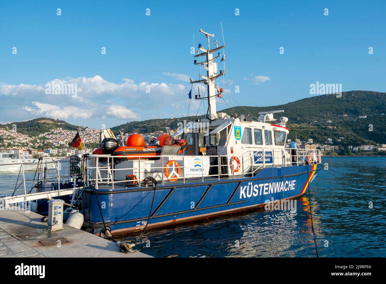 Griechenland, Insel Samos, Inselhauptort Samos (auch Vathy), Deutsches Küstenwachboot Uckermark (BP62) im Einsatz für FRONTEX im Hafen von Vathy Stock Photo