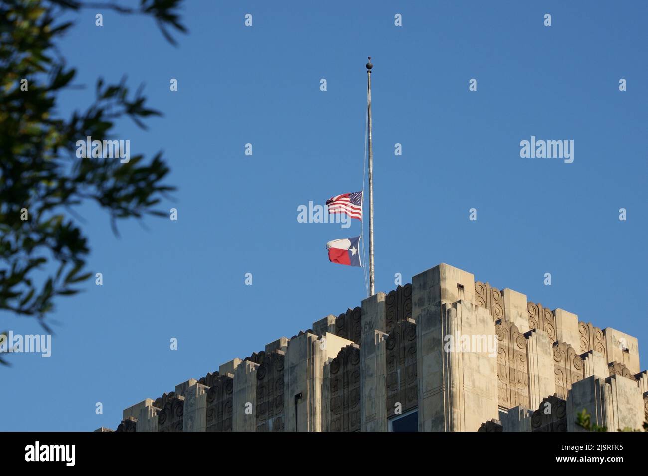 (220525) -- HOUSTON, May 25, 2022 (Xinhua) -- Photo taken on May 24, 2022 shows the flags at half-staff on top of the Texas Department of Transportation building in Austin, Texas, the United States. At least 19 children and two adults were killed in a shooting at Robb Elementary School in the town of Uvalde, Texas, on Tuesday. (Photos by Bo Lee/Xinhua) Stock Photo