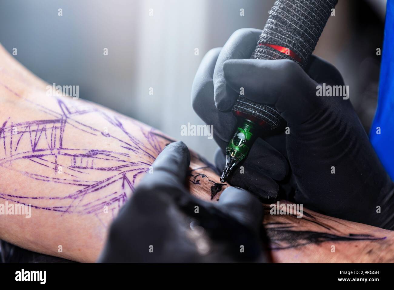 Closeup Tattoo Artist Fill Circuit Tattooing Stock Photo - Download Image  Now - Tattooing, Tattoo, Close-up - iStock