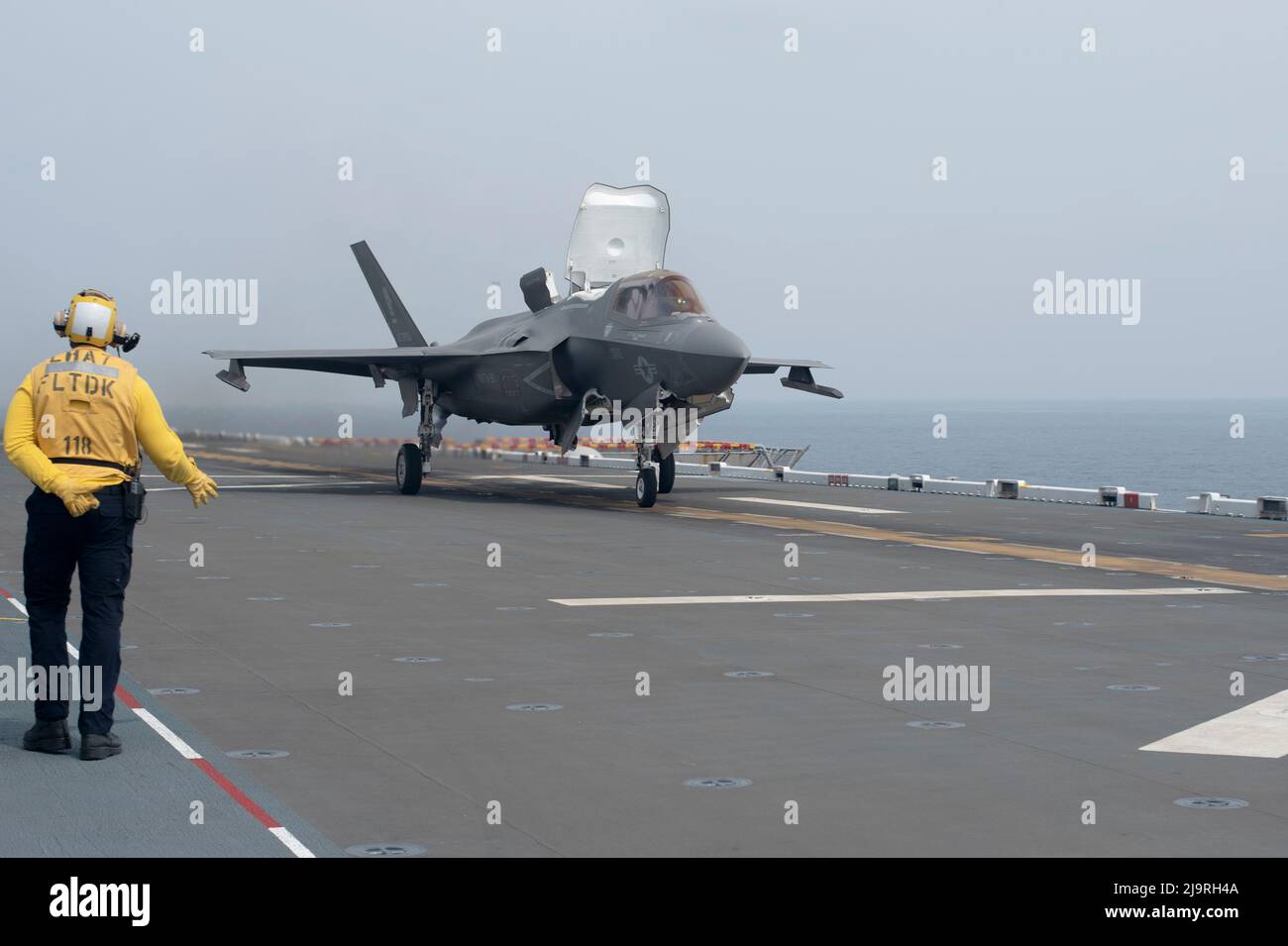 220524-N-XN177-1081 PACIFIC OCEAN (May 24, 2022) – An F-35B Lightning II aircraft assigned to Marine Fighter Attack Squadron (VMFA) 121 lands aboard amphibious assault carrier USS Tripoli (LHA 7), May 24, 2022. Tripoli is conducting routine operations in U.S. 7th Fleet. (U.S. Navy photo by Mass Communication Specialist 1st Class Peter Burghart) Stock Photo