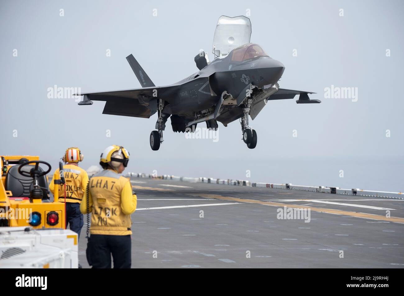 220524-N-XN177-1029 PACIFIC OCEAN (May 24, 2022) – An F-35B Lightning II aircraft assigned to Marine Fighter Attack Squadron (VMFA) 121 lands aboard amphibious assault carrier USS Tripoli (LHA 7), May 24, 2022. Tripoli is conducting routine operations in U.S. 7th Fleet. (U.S. Navy photo by Mass Communication Specialist 1st Class Peter Burghart Stock Photo