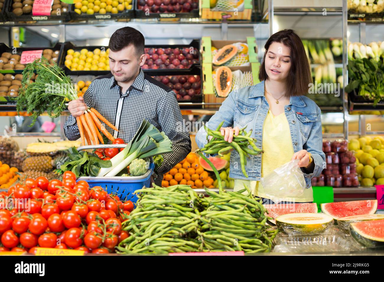 Couple choosing vegetables Stock Photo - Alamy