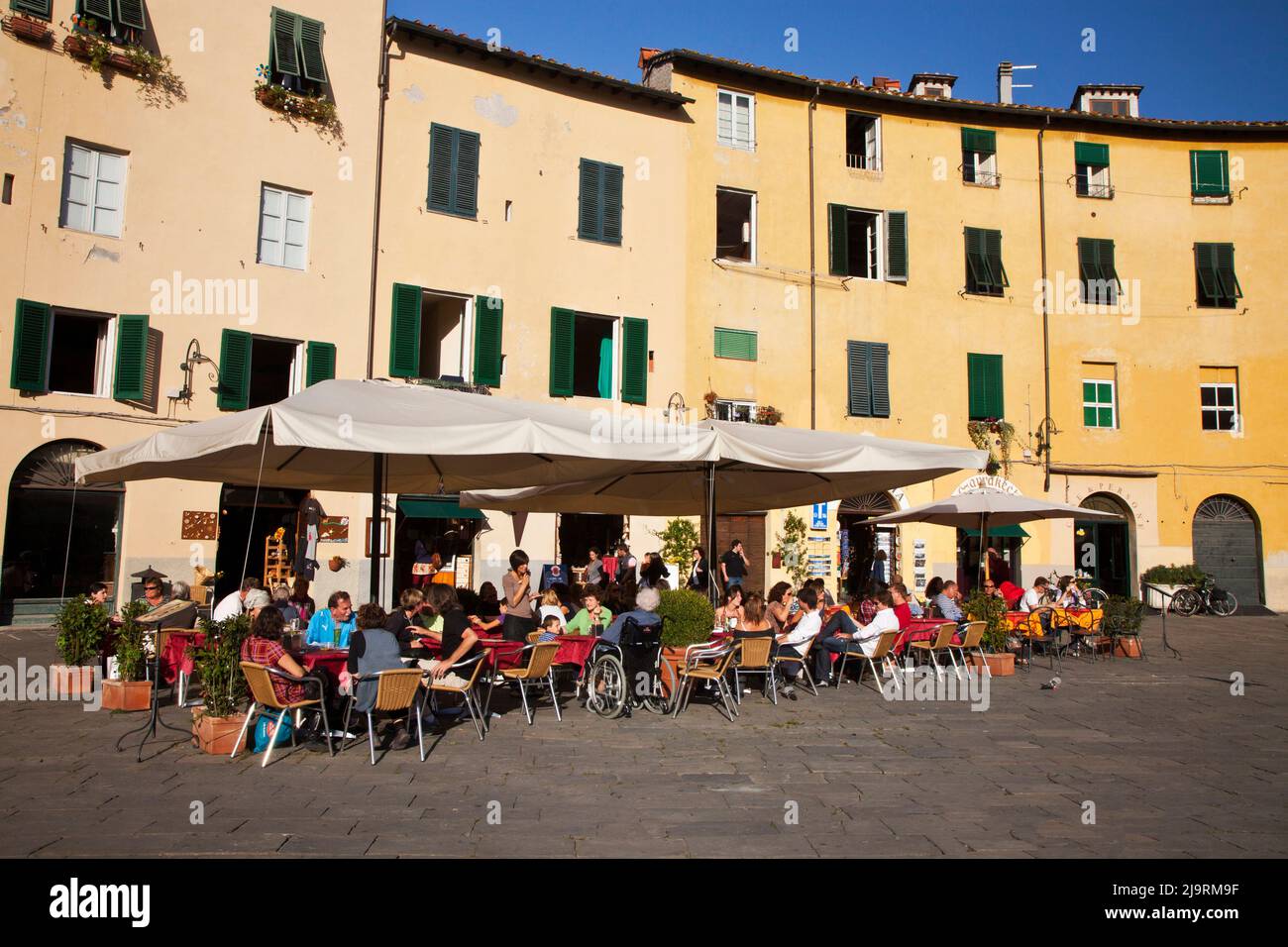 Italy, Tuscany, Lucca. Restaurants in the Piazza dell'Anfiteatro Romano. Stock Photo