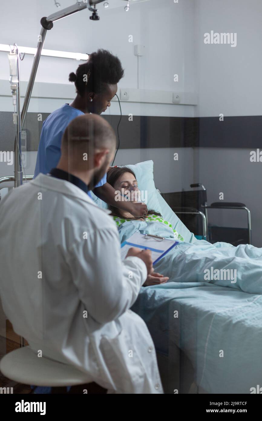 Nurse putting oxygen mask hi-res stock photography and images - Alamy