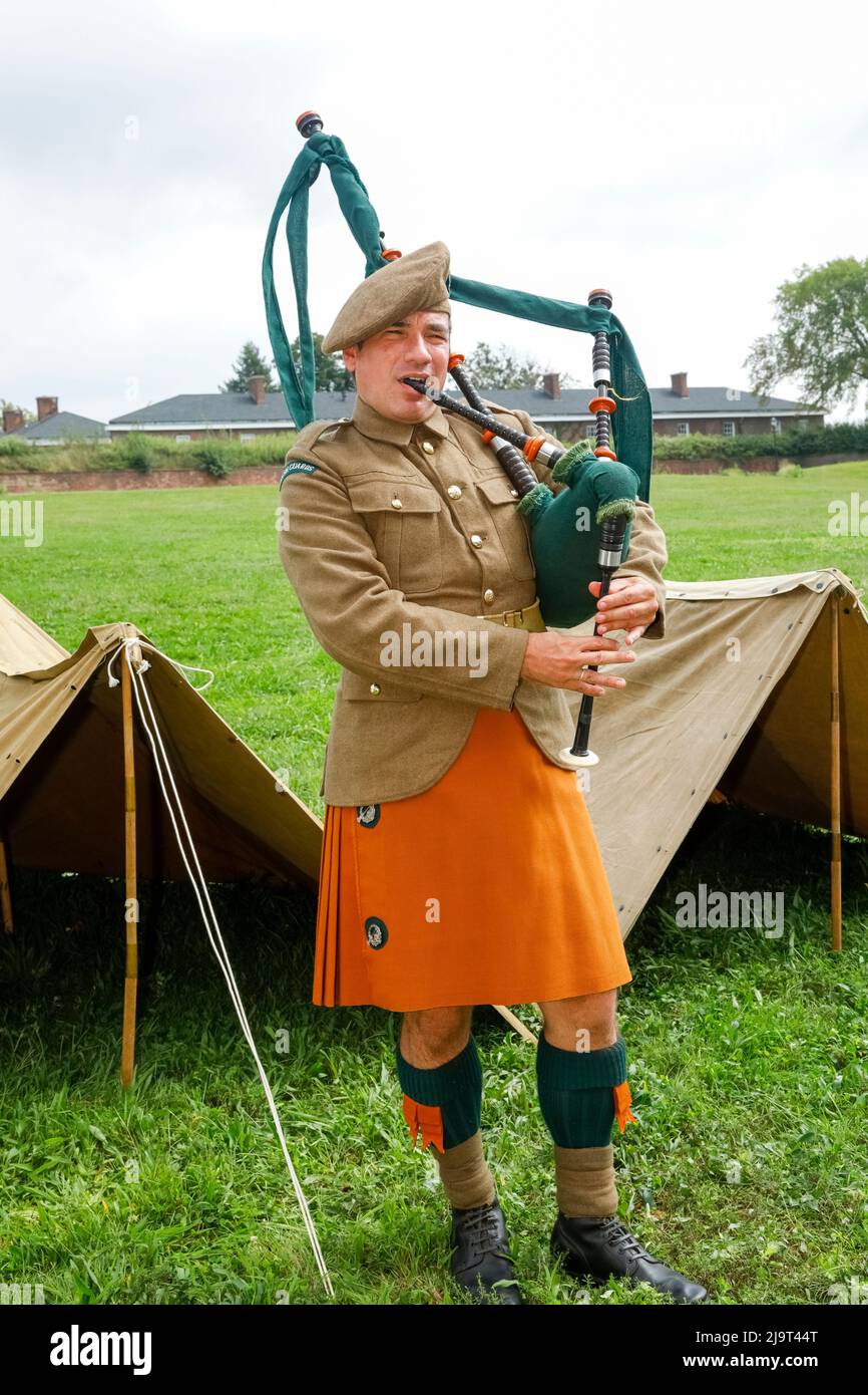 Soldier playing bagpipe hires stock photography and images Alamy