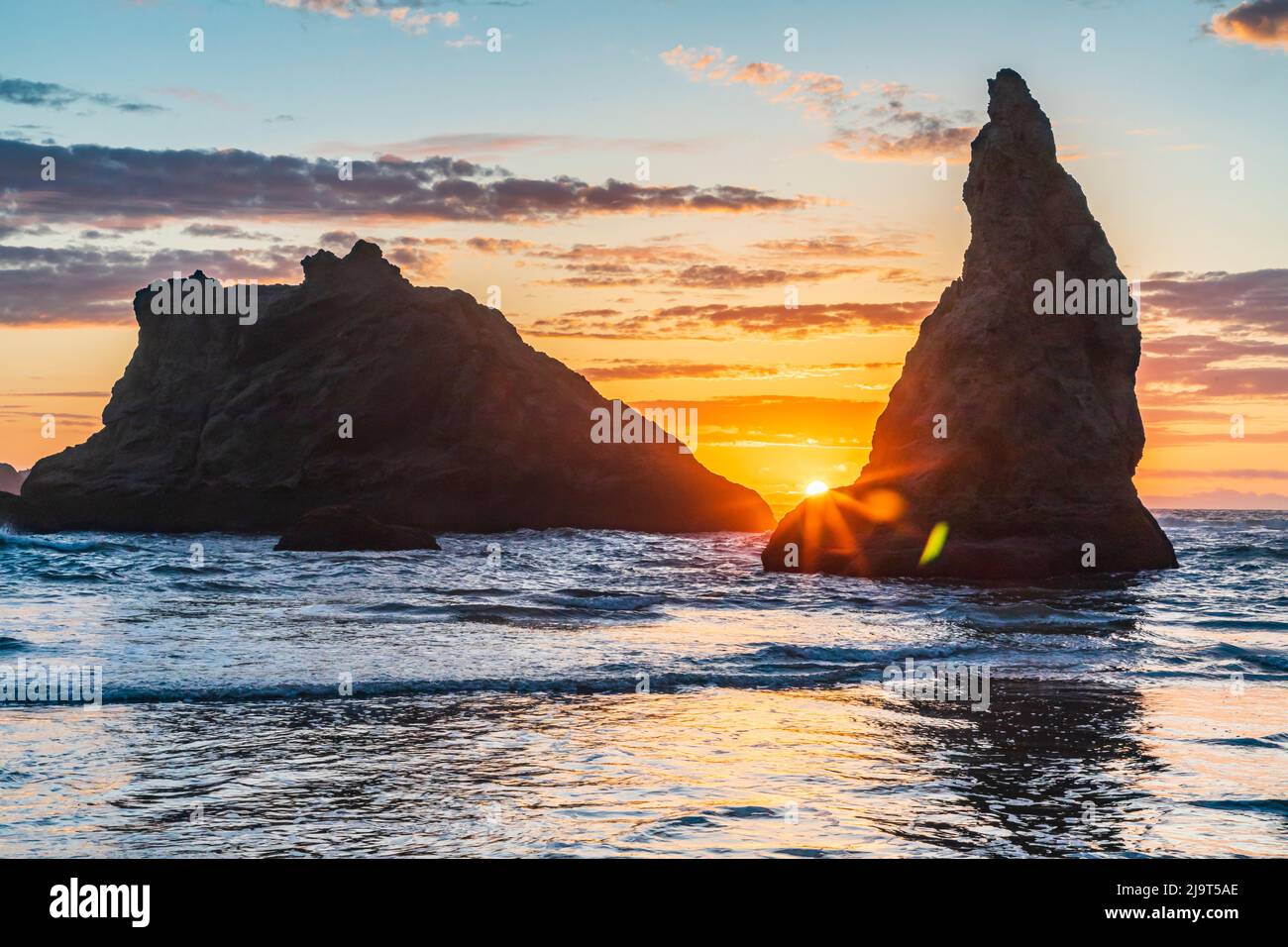 Oregon coast sunset sea stacks hi-res stock photography and images - Alamy