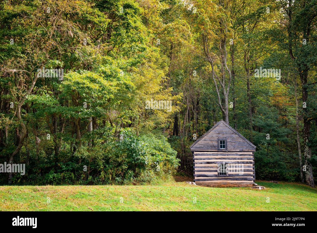 Log cabin, Peaks Of Otter, Blue Ridge Parkway, Smoky Mountains, USA ...