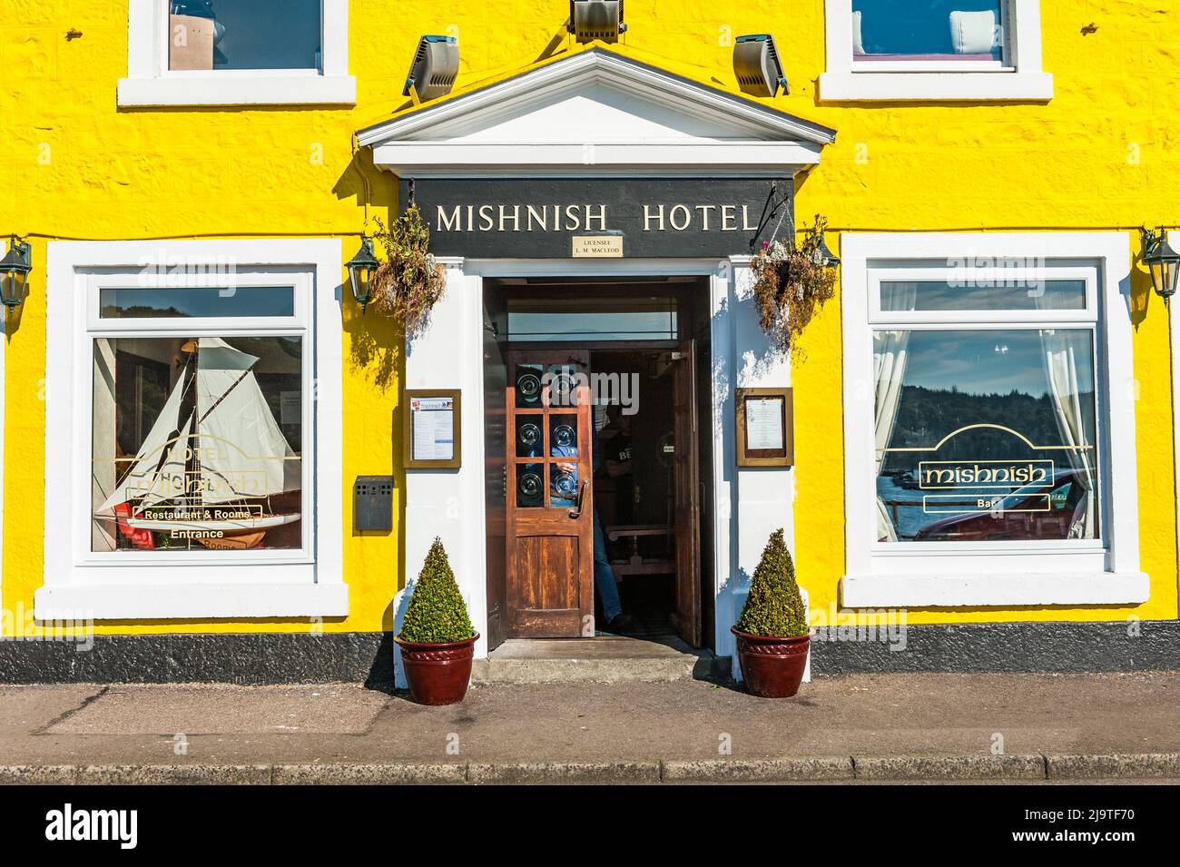 The Mishnish Hotel on the quayside at Tobermory on The isle of Mull, Scotland Stock Photo