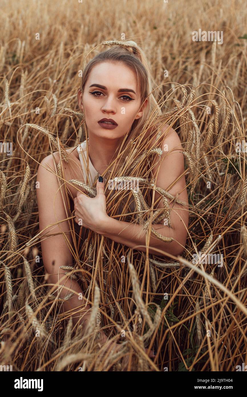 Beautiful woman in wheat field Stock Photo - Alamy