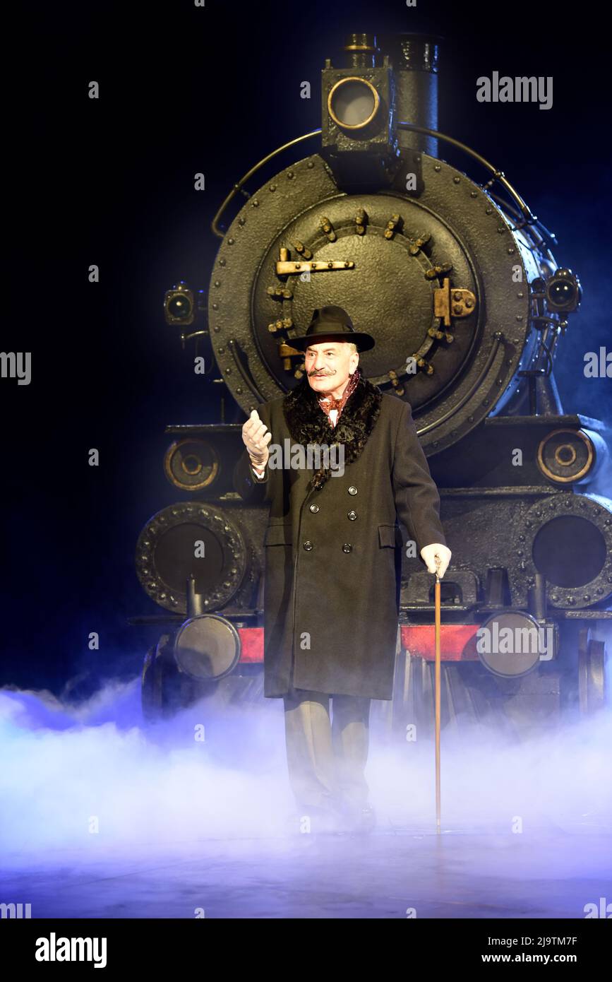 Henry Goodman as Hercule Poirot in Agatha Christies Murder on the Orient Express, Chichester Festival Theatre, West Sussex, UK. Stock Photo