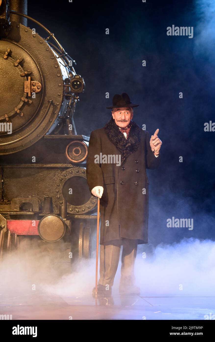 Henry Goodman as Hercule Poirot in Agatha Christies Murder on the Orient Express, Chichester Festival Theatre, West Sussex, UK. Stock Photo