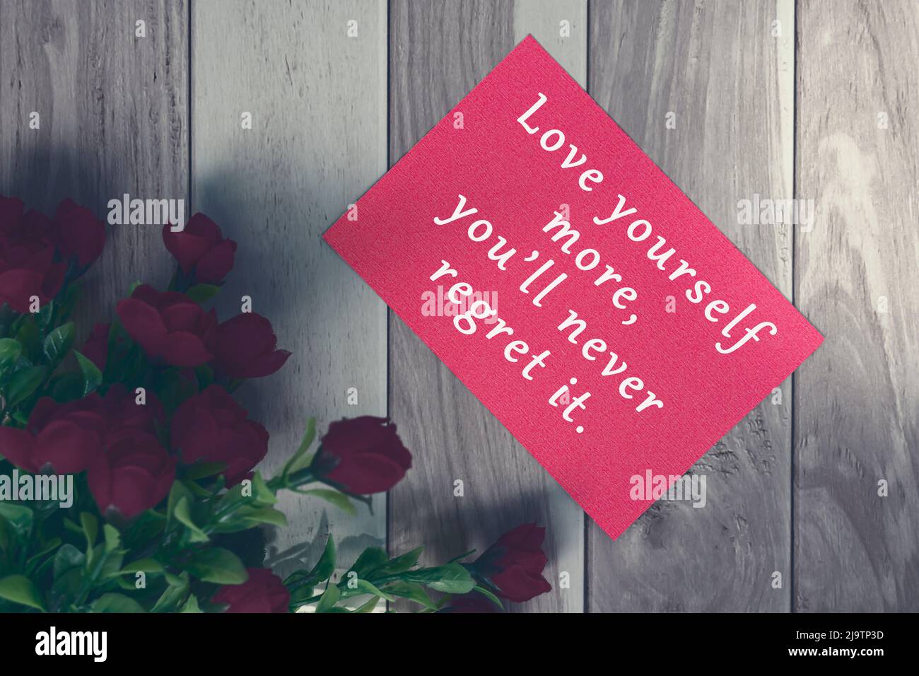 Motivational quote on red note with red roses bouquet - Love ...