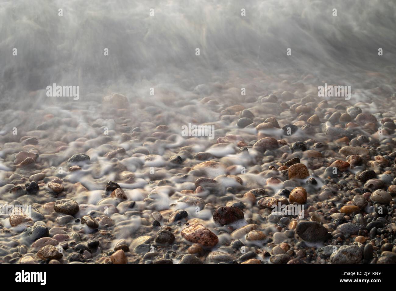 Cantos rodados en una playa que expresa tranquilidad y calma Stock Photo