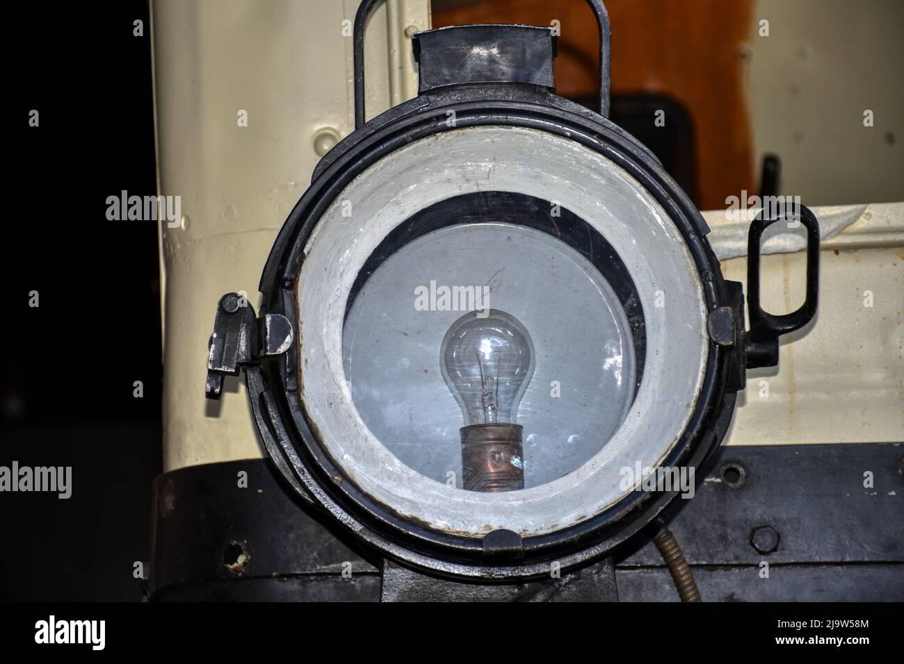 Steyrtalbahn, Schmalspurbahn, Scheinwerfer, Lampe, Birne, Glühbirne, Glühlampe, Fassung, Lampenfassung, Reflektor, Petroleumlampe, umgebaut, Metall, M Stock Photo