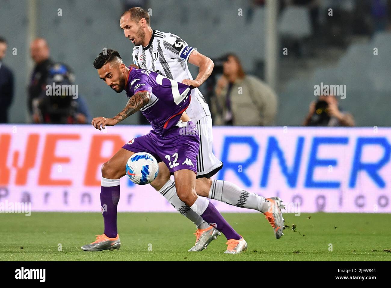 Florence, Italy. 21st May, 2022. Leonardo Bonucci of Juventus FC and  Krzysztof Piatek of ACF Fiorentina compete for the ball during the Serie A  2021/2022 football match between ACF Fiorentina and Juventus