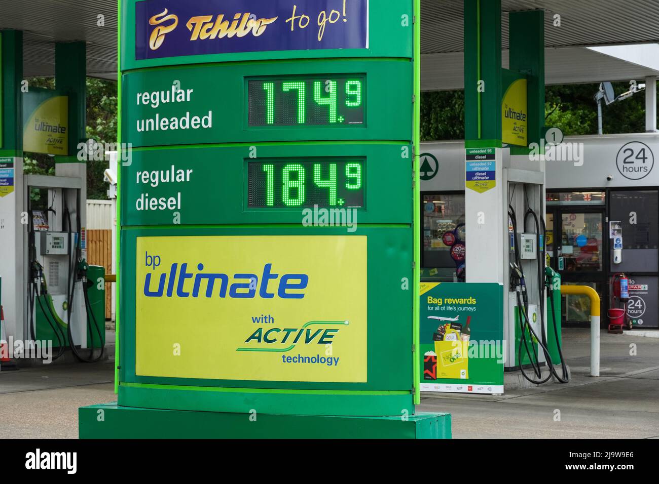 Hornchurch, Essex, UK. 25th May, 2022. Fuel prices at record high. Average petrol prices have exceeded £1.70 per litre for the first time, diesel also reached a record high of 181.4p per litre. Credit: Marcin Rogozinski/Alamy Live News Stock Photo