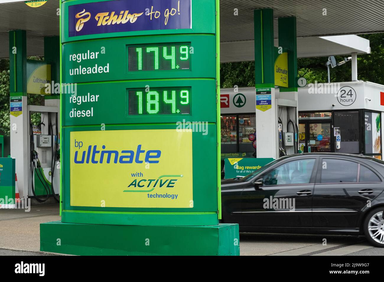 Hornchurch, Essex, UK. 25th May, 2022. Fuel prices at record high. Average petrol prices have exceeded £1.70 per litre for the first time, diesel also reached a record high of 181.4p per litre. Credit: Marcin Rogozinski/Alamy Live News Stock Photo