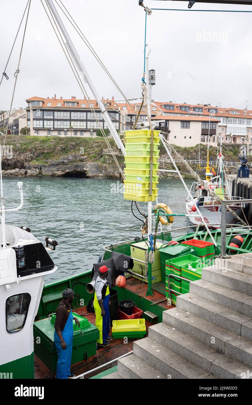 A haul of fish is landed by fishermen a Spanish harbour, on 13th May 2022, in Llanes, Cantabria, Spain. In 2019, Spain was the largest producer of both aquaculture products and fishery production in the EU-28 (UK included). Source: EUMOFA, based on Eurostat data. Landings comprise the initial unloading of any fisheries products from on board a fishing vessel in a given Member State. When measured by gross tonnage, Spain had, by far, the largest fishing fleet among Member States (24.9 % of the EU total). Stock Photo