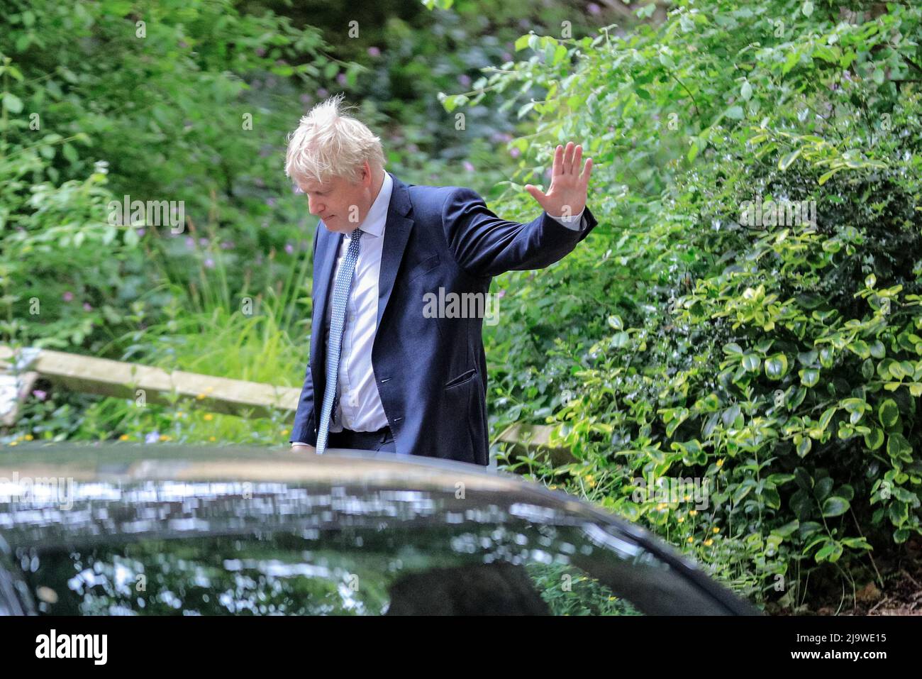 London, UK. 25th May, 2022. Boris Johnson, British Prime Minister, walks to and from Downing Street to the Cabinet Office for the press conference that was arranged in reaction to the publication of Sue Gray's report today. Credit: Imageplotter/Alamy Live News Stock Photo