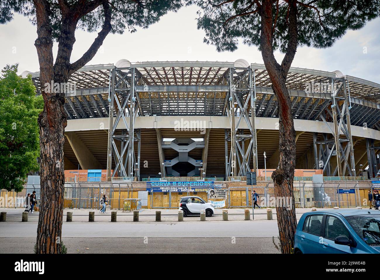Das neapolitanische  Fussballstadion San Paolo wurde nach dem Tod von Maradona, der lange fuer den SSC Neapel spielte, in  Stadio Diego Armando Marado Stock Photo