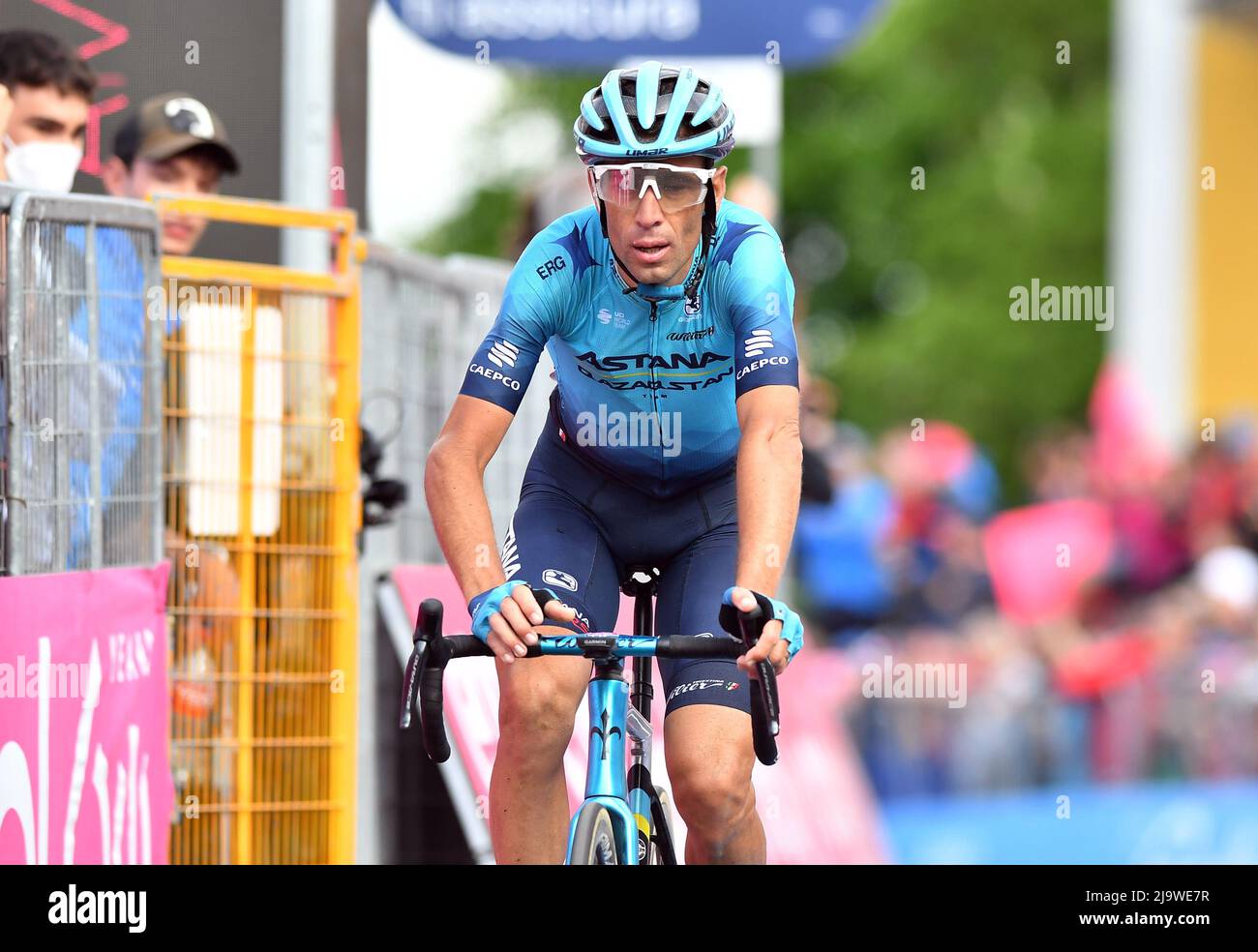 Cycling - Giro d'Italia - Stage 17 - Ponte di Legno to Lavarone, Italy - May 25, 2022 Astana Qazaqstan Team's Vincenzo Nibali reacts after stage 17 REUTERS/Jennifer Lorenzini Stock Photo