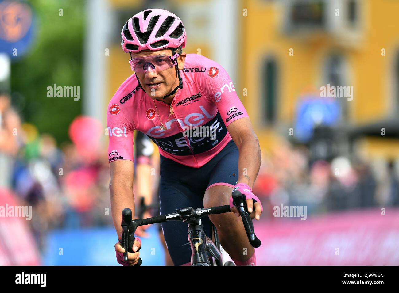 Cycling - Giro d'Italia - Stage 17 - Ponte di Legno to Lavarone, Italy - May 25, 2022 INEOS Grenadiers' Richard Carapaz reacts after stage 17 REUTERS/Jennifer Lorenzini Stock Photo