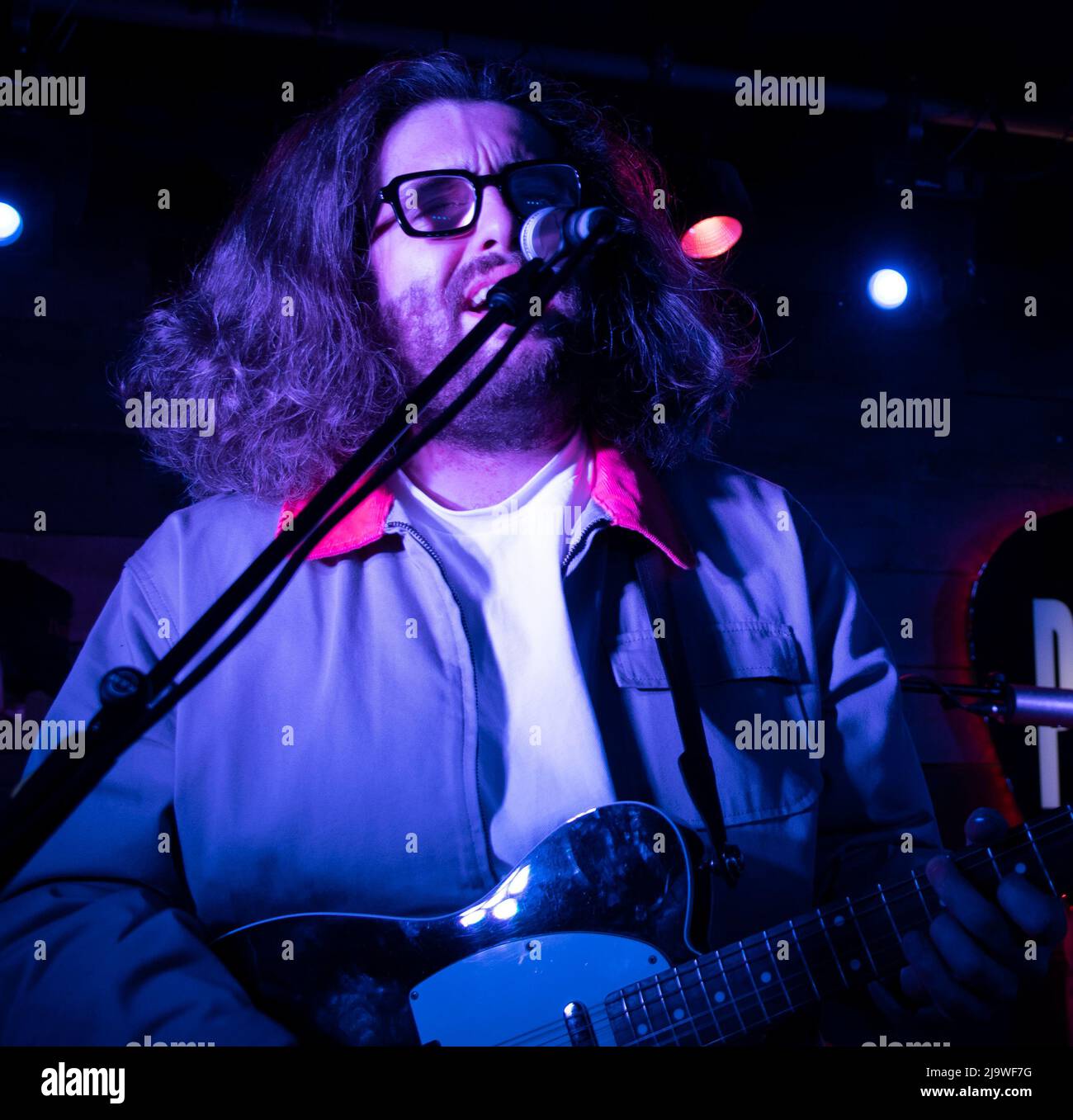 Ross Leighton of Fatherson playing  guitar at the Portland Arms, Cambridge Stock Photo