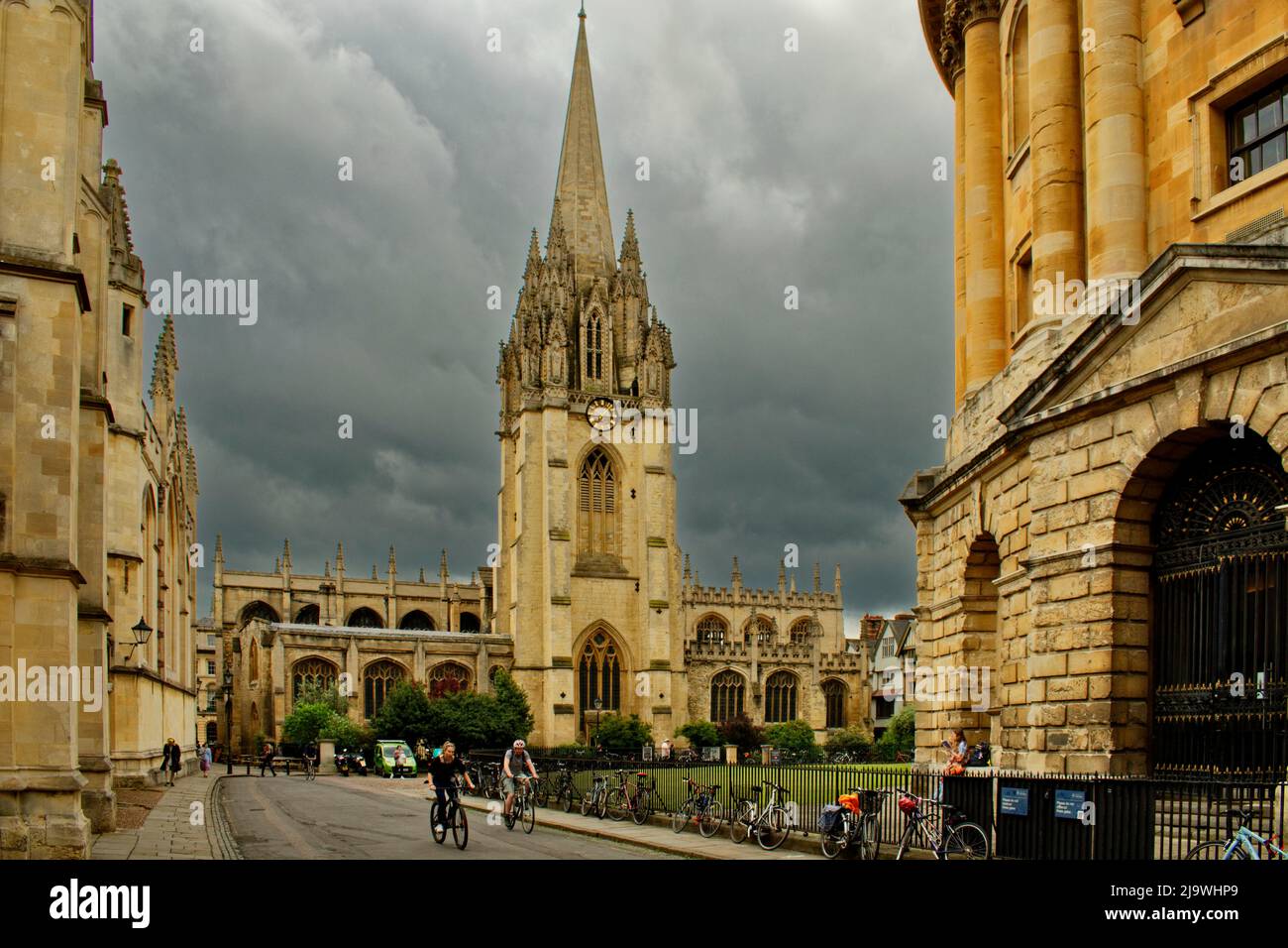 OXFORD CITY ENGLAND CATTE STREET AND STORMY CLOUDS OVER UNIVERSITY CHURCH OF ST MARY THE VIRGIN Stock Photo