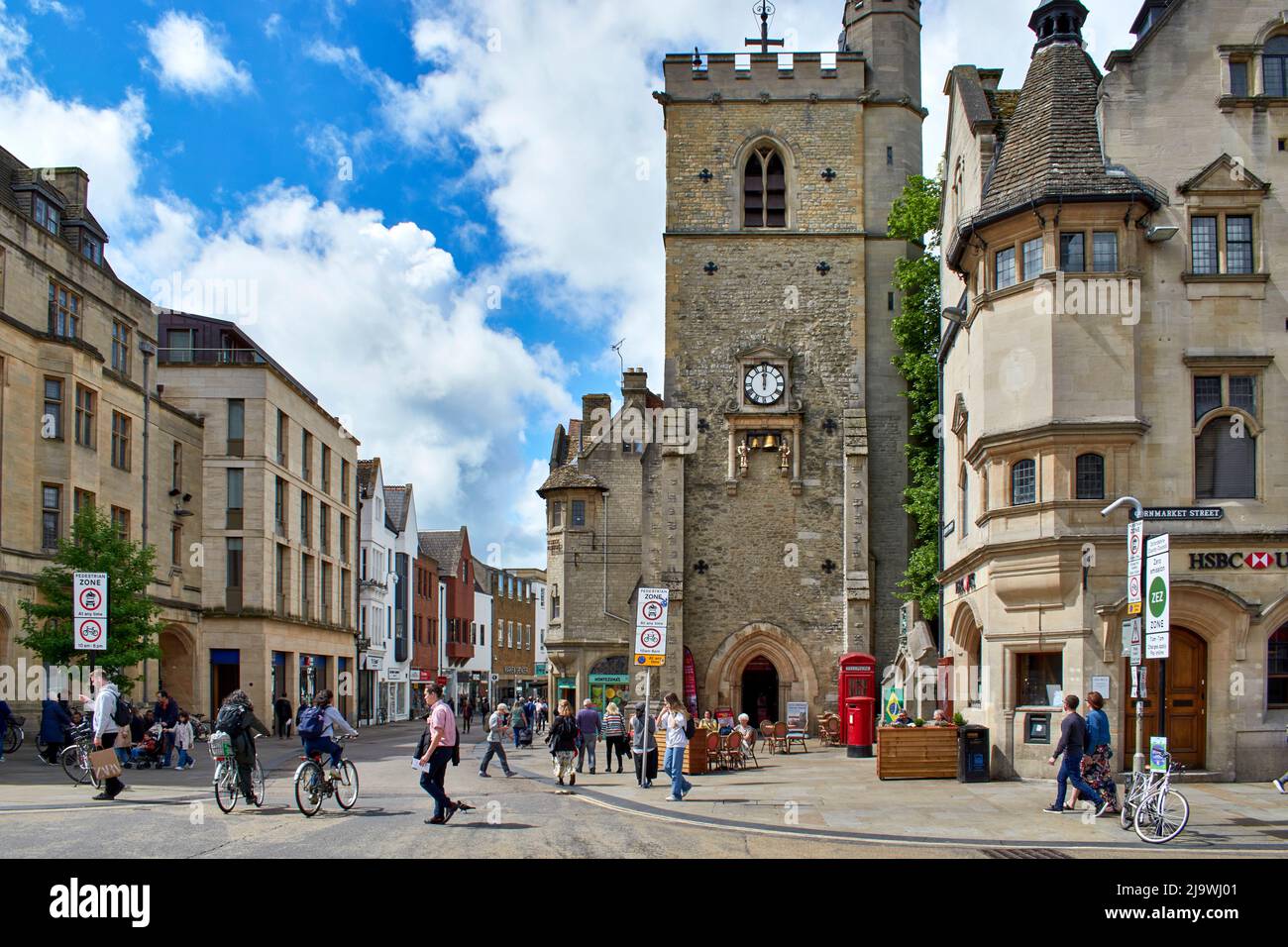 OXFORD CITY ENGLAND THE CARFAX TOWER AT THE JUNCTION OF QUEEN STREET AND CORNMARKET Stock Photo
