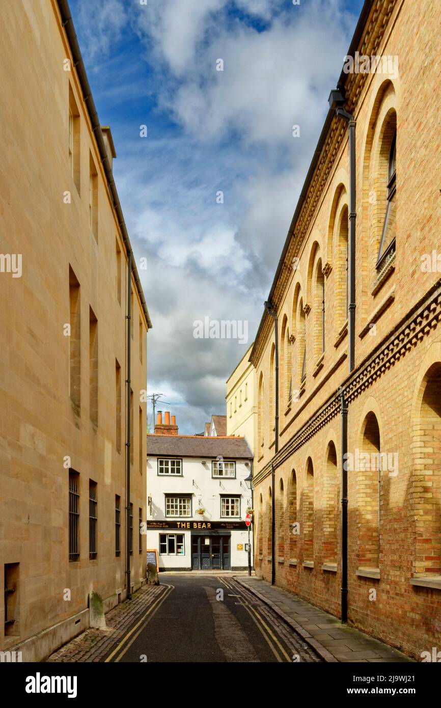 OXFORD CITY ENGLAND THE NARROW BEAR LANE LEADING TO THE BEAR PUB Stock